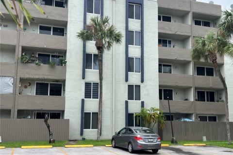 Condominio en venta en Hialeah Gardens, Florida, 2 dormitorios, 89.19 m2 № 1924586 - foto 1