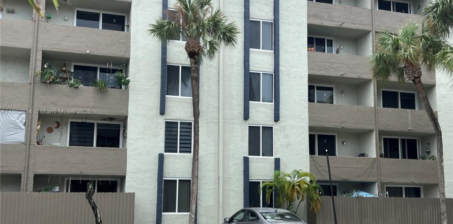 Condominio en Hialeah Gardens, Florida, 2 dormitorios  № 1924586