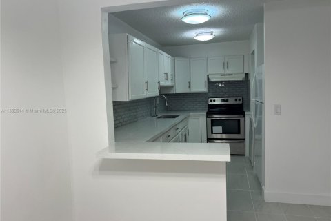 Condominio en venta en Hialeah Gardens, Florida, 2 dormitorios, 89.19 m2 № 1924586 - foto 9