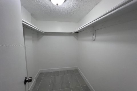 Condominio en venta en Hialeah Gardens, Florida, 2 dormitorios, 89.19 m2 № 1924586 - foto 22