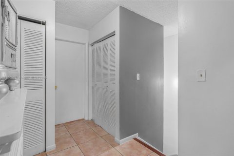 Condo in Miami, Florida, 3 bedrooms  № 1889430 - photo 13