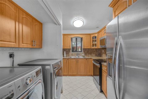 Condo in Miami, Florida, 3 bedrooms  № 1889430 - photo 9