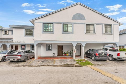 Condo in Miami, Florida, 3 bedrooms  № 1889430 - photo 1