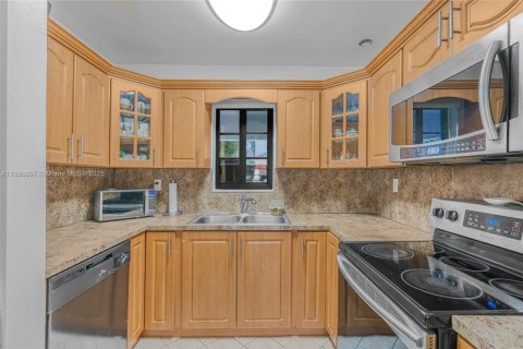 Condo in Miami, Florida, 3 bedrooms  № 1889430 - photo 10