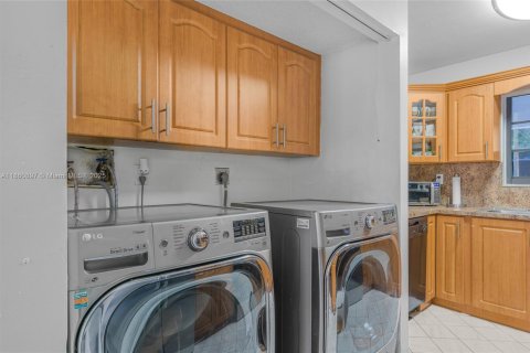 Condo in Miami, Florida, 3 bedrooms  № 1889430 - photo 11
