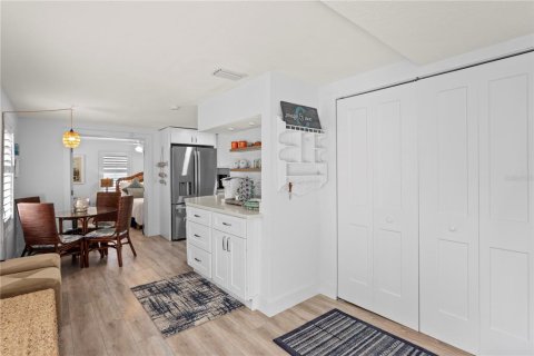 House in Madeira Beach, Florida 2 bedrooms, 130.43 sq.m. № 2148480 - photo 9