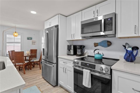 House in Madeira Beach, Florida 2 bedrooms, 130.43 sq.m. № 2148480 - photo 15
