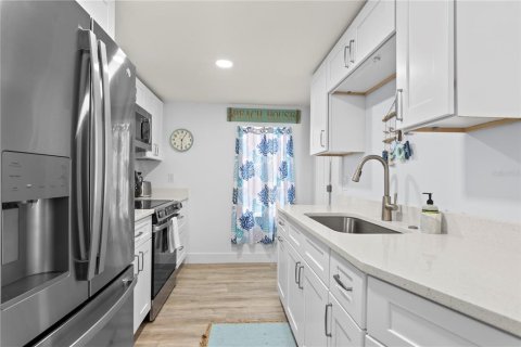 House in Madeira Beach, Florida 2 bedrooms, 130.43 sq.m. № 2148480 - photo 13