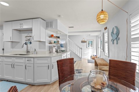 House in Madeira Beach, Florida 2 bedrooms, 130.43 sq.m. № 2148480 - photo 11