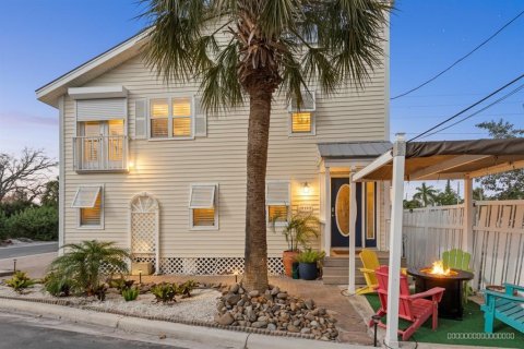 House in Madeira Beach, Florida 2 bedrooms, 130.43 sq.m. № 2148480 - photo 6