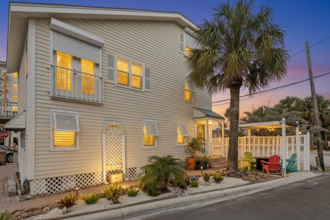 House in Madeira Beach, Florida 2 bedrooms, 130.43 sq.m. № 2148480 - photo 5