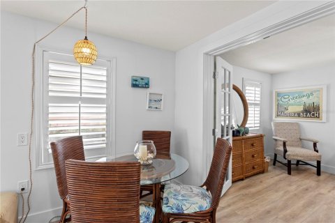 House in Madeira Beach, Florida 2 bedrooms, 130.43 sq.m. № 2148480 - photo 12