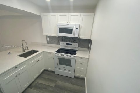 Condo in Miami, Florida, 2 bedrooms  № 1790907 - photo 1