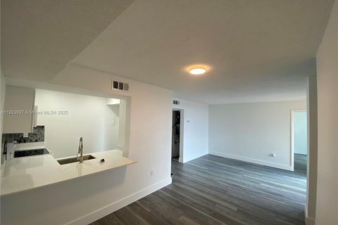 Condo in Miami, Florida, 2 bedrooms  № 1790907 - photo 2