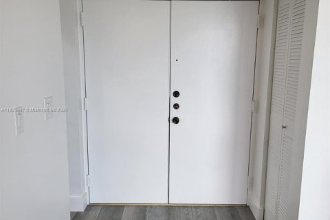Condo in Miami, Florida, 2 bedrooms  № 1790907 - photo 3