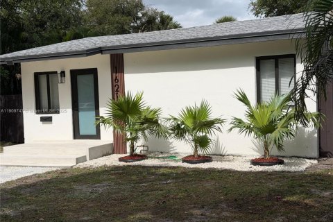 Villa ou maison à vendre à Fort Lauderdale, Floride: 2 chambres, 81.01 m2 № 1967025 - photo 1