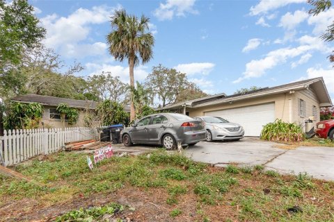 House in Orlando, Florida 5 bedrooms, 215.9 sq.m. № 1868998 - photo 2