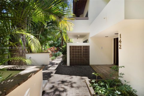 House in Coral Gables, Florida 4 bedrooms, 412.67 sq.m. № 2076188 - photo 21