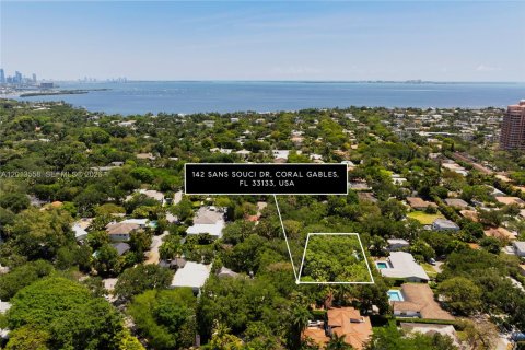 House in Coral Gables, Florida 4 bedrooms, 412.67 sq.m. № 2076188 - photo 2