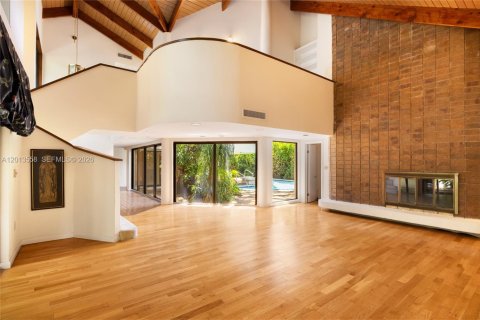 House in Coral Gables, Florida 4 bedrooms, 412.67 sq.m. № 2076188 - photo 7