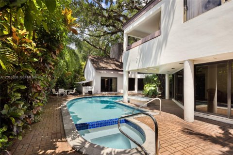 House in Coral Gables, Florida 4 bedrooms, 412.67 sq.m. № 2076188 - photo 22