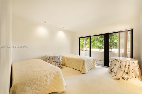 House in Coral Gables, Florida 4 bedrooms, 412.67 sq.m. № 2076188 - photo 17