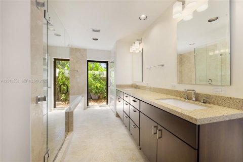 House in Coral Gables, Florida 4 bedrooms, 412.67 sq.m. № 2076188 - photo 13