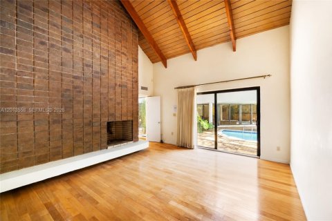 House in Coral Gables, Florida 4 bedrooms, 412.67 sq.m. № 2076188 - photo 8