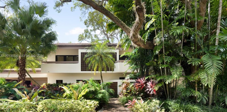 House in Coral Gables, Florida 4 bedrooms, 412.67 sq.m. № 2076188