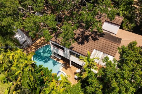 House in Coral Gables, Florida 4 bedrooms, 412.67 sq.m. № 2076188 - photo 3