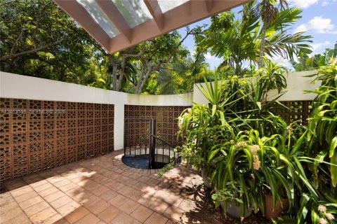House in Coral Gables, Florida 4 bedrooms, 412.67 sq.m. № 2076188 - photo 20