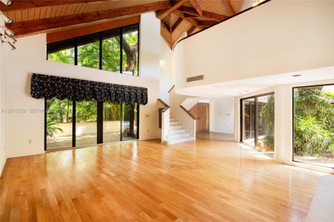 House in Coral Gables, Florida 4 bedrooms, 412.67 sq.m. № 2076188 - photo 6