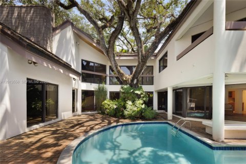 House in Coral Gables, Florida 4 bedrooms, 412.67 sq.m. № 2076188 - photo 5