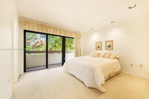 House in Coral Gables, Florida 4 bedrooms, 412.67 sq.m. № 2076188 - photo 16
