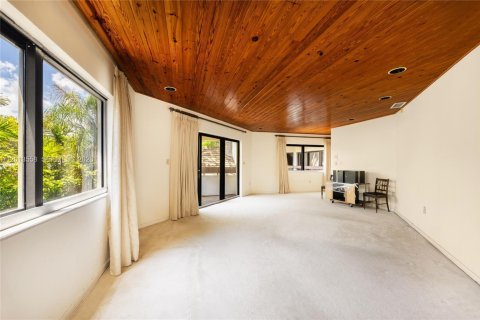 House in Coral Gables, Florida 4 bedrooms, 412.67 sq.m. № 2076188 - photo 12