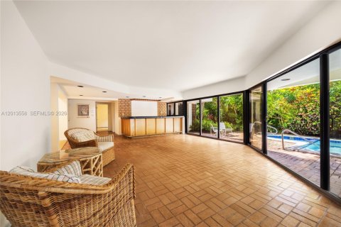 House in Coral Gables, Florida 4 bedrooms, 412.67 sq.m. № 2076188 - photo 11