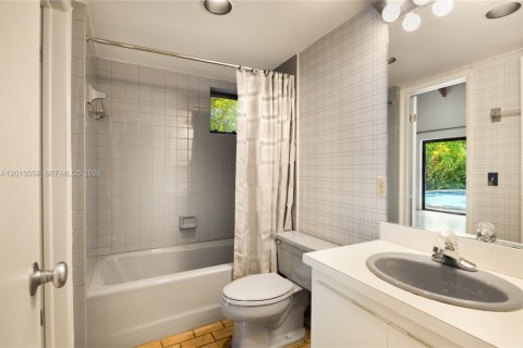 House in Coral Gables, Florida 4 bedrooms, 412.67 sq.m. № 2076188 - photo 19