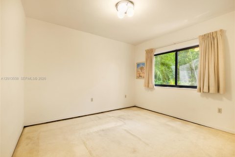 House in Coral Gables, Florida 4 bedrooms, 412.67 sq.m. № 2076188 - photo 18