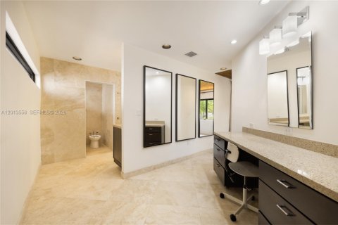 House in Coral Gables, Florida 4 bedrooms, 412.67 sq.m. № 2076188 - photo 15