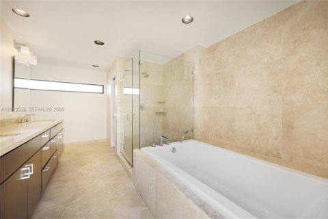 House in Coral Gables, Florida 4 bedrooms, 412.67 sq.m. № 2076188 - photo 14