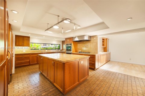 House in Coral Gables, Florida 4 bedrooms, 412.67 sq.m. № 2076188 - photo 10
