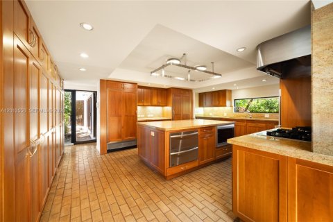 House in Coral Gables, Florida 4 bedrooms, 412.67 sq.m. № 2076188 - photo 9