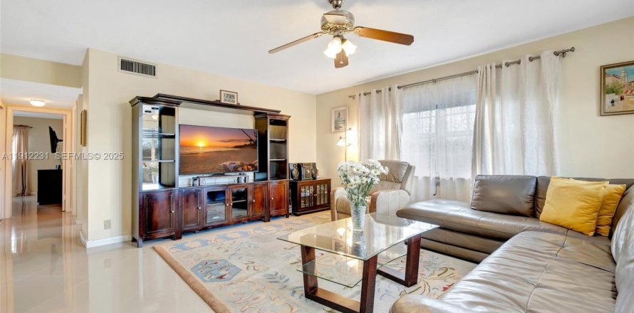 Кондоминиум с 2 спальнями в Холливуд, Флорида № 1985868