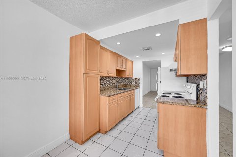Copropriété à vendre à Lauderdale Lakes, Floride: 2 chambres, 89.19 m2 № 1994273 - photo 4