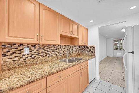 Copropriété à vendre à Lauderdale Lakes, Floride: 2 chambres, 89.19 m2 № 1994273 - photo 1