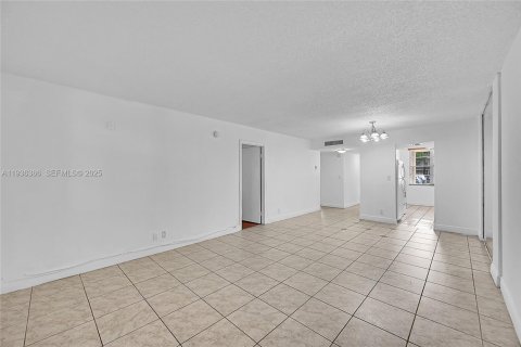 Copropriété à vendre à Lauderdale Lakes, Floride: 2 chambres, 89.19 m2 № 1994273 - photo 6