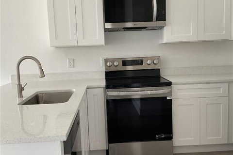 House in Poinciana, Florida 3 bedrooms, 98.1 sq.m. № 2217820 - photo 7