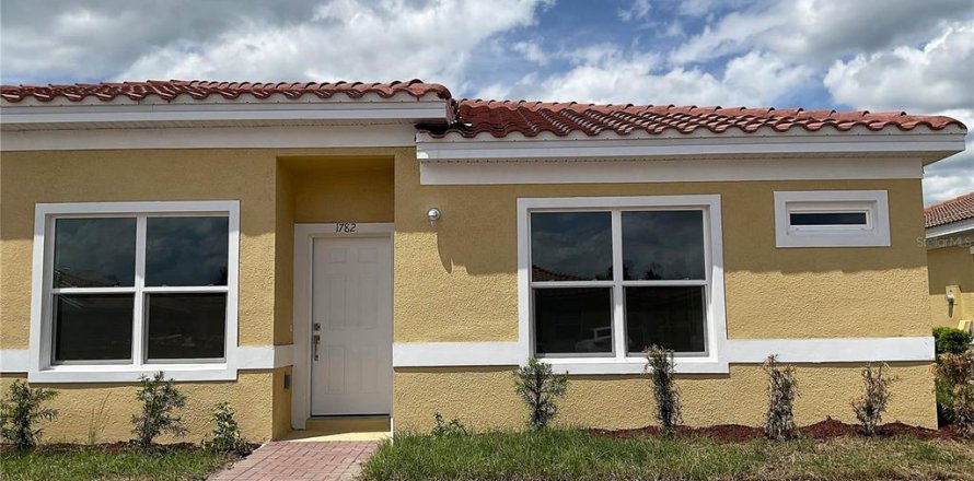 House in Poinciana, Florida 3 bedrooms, 98.1 sq.m. № 2217820
