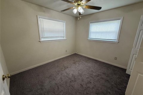 House in Saint Petersburg, Florida 4 bedrooms, 139.35 sq.m. № 1888705 - photo 15