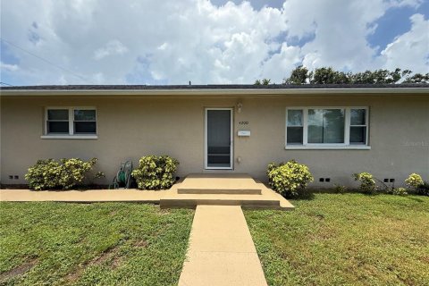 House in Saint Petersburg, Florida 4 bedrooms, 139.35 sq.m. № 1888705 - photo 24